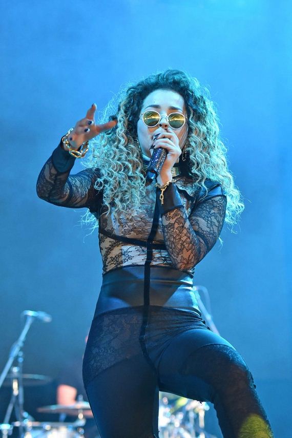 Ella-Eyre -V-Festival-Day-2